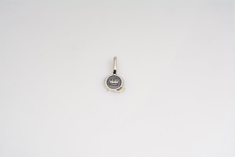 Queen's University Small "Q" Pendant with chain